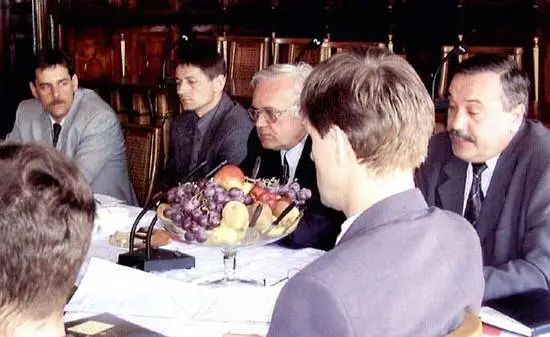 Na zdjęciu znajdują się strony paktu chojnicko - człuchowskiego (od lewej: burmistrz Chojnic Arseniusz Finster, wójt gminy Chojnice Zbigniew Szczepański, wójt gminy Człuchów Adam Marciniak, burmistrz Człuchowa Zdzisław Piskorski)