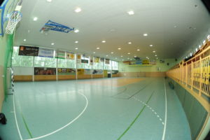 Zdjęcie pomieszczenia dużej hali sportowej wraz z miejscem dla widowni
