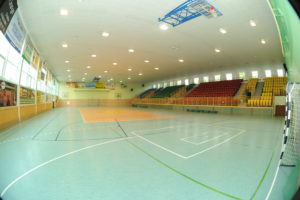 Zdjęcie pomieszczenia dużej hali sportowej wraz z miejscem dla widowni