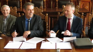 Zdjęcie z podpisania umowy na dostawę autobusów