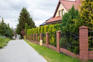 Obok domu wykonany chodnik i schody z kostki brukowej łączący ulicę Rolbieckiego z ulicą Swarożyca