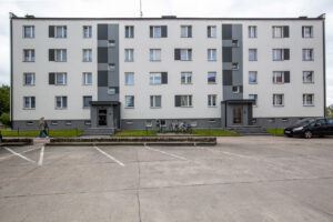 Odnowiona elewacja bloku mieszkalnego przy ul. Warszawskiej