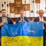 Z flagą Ukrainy podpisaną przez żołnierzy z Mariupola