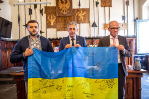 Z flagą Ukrainy podpisaną przez żołnierzy z Mariupola