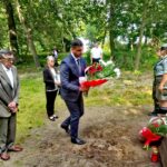 Złożenie kwiatów przez delegację miasta Chojnice przy Grobie Pamięci Żołnierzy Polskiego Podziemia