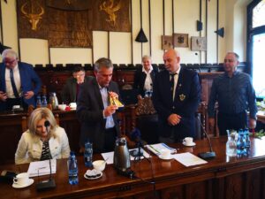 Przyznanie tytułu Honorowego Obywatela Miasta Chojnice komandorowi Krzysztofowi Pestce