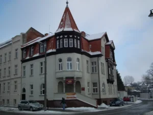 Budynek na ul. Mickiewicza 20 przed pracami remontowo/konserwatorskimi