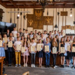 Zdjęcie grupowe najlepszych uczniów nagrodzonych Nagrodą Burmistrza, fot. D. Frymark