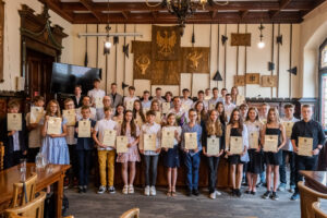 Zdjęcie grupowe najlepszych uczniów nagrodzonych Nagrodą Burmistrza, fot. D. Frymark