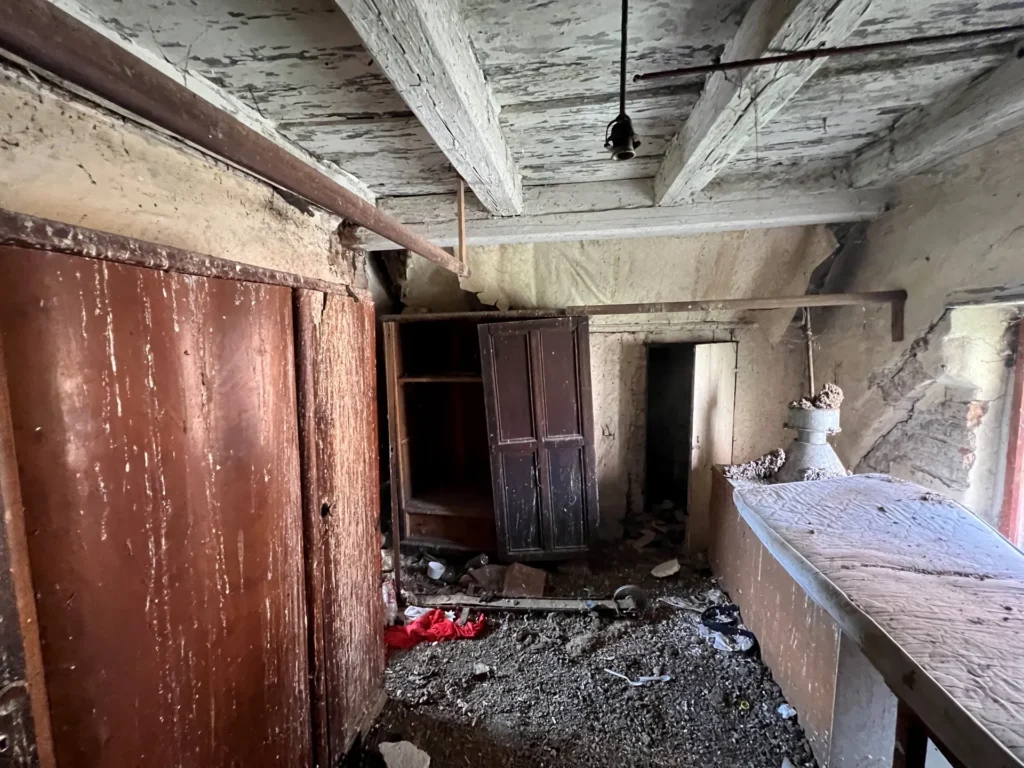 Pomieszczenie piętra. Ściana południowa. Widoczne wejście na poddasze.