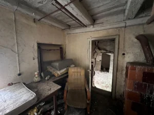Pomieszczenie piętra. Ściana północna. Wejście na klatkę schodową.