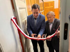 Uroczystość nadania imienia auli i odsłonięcia tablicy pamięci dyrektorów w SP nr 1