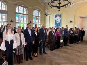 Uroczystość nadania imienia auli i odsłonięcia tablicy pamięci dyrektorów w SP nr 1