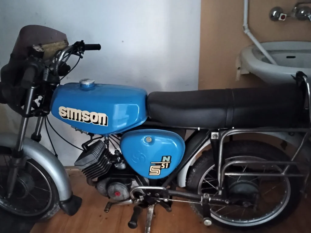Czarno - niebieski motorower firmy SIMSON.