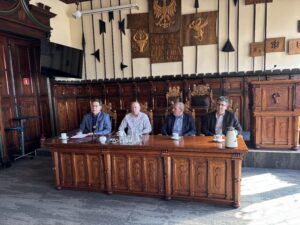 Na zdjęciu od lewej burmistrz Chojnic Arseniusz Finster, wykonawca robót Grzegorz Drewczyński, starosta chojnicki Marek Szczepański, zastępca wójta gminy Chojnice Janusz Szczepański