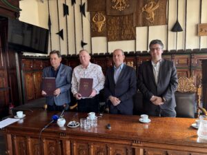 Wspólne zdjęcie po podpisaniu umowy