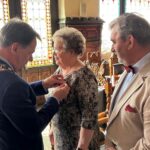 Medale - moment przypięcia