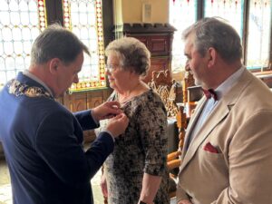 Medale - moment przypięcia