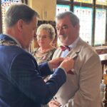 Medale - moment przypięcia