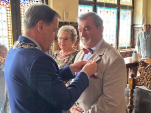 Medale - moment przypięcia