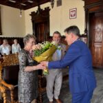 Wręczenie kwiatów Pani Annie