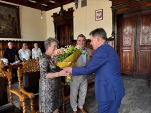 Wręczenie kwiatów Pani Annie