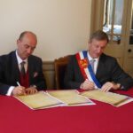 Podpisanie dokumentu przez dyrektora generalnego Urzędu Miejskiego w Chojnicach Roberta Wajlonisa oraz ówczesnego mera Bayeux Patricka Gomont