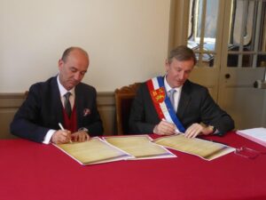 Podpisanie dokumentu przez dyrektora generalnego Urzędu Miejskiego w Chojnicach Roberta Wajlonisa oraz ówczesnego mera Bayeux Patricka Gomont