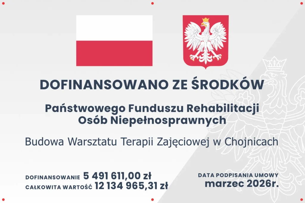 Tablica z informacjami dotyczącymi dofinansowania ze środków Państwowego Funduszu Rehabilitacji Osób Niepełnosprawnych na Budowę Warsztatu Terapii Zajęciowej w Chojnicach. Dofinansowanie 5 491 611,00 zł. Całkowita wartość: 12 134 965,31 zł. Data podpisania umowy: marzec 2026.