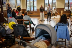 Wręczenie pakietu powitalnego Chojnicka Wyprawka dla najmłodszych Chojniczan