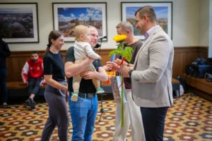 Wręczenie pakietu powitalnego Chojnicka Wyprawka dla najmłodszych Chojniczan