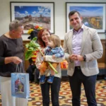 Wręczenie pakietu powitalnego Chojnicka Wyprawka dla najmłodszych Chojniczan