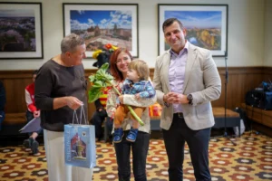 Wręczenie pakietu powitalnego Chojnicka Wyprawka dla najmłodszych Chojniczan