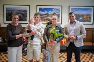 Wręczenie pakietu powitalnego Chojnicka Wyprawka dla najmłodszych Chojniczan