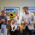 Wręczenie pakietu powitalnego Chojnicka Wyprawka dla najmłodszych Chojniczan