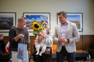 Wręczenie pakietu powitalnego Chojnicka Wyprawka dla najmłodszych Chojniczan