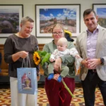 Wręczenie pakietu powitalnego Chojnicka Wyprawka dla najmłodszych Chojniczan