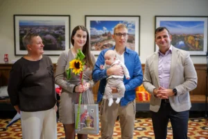 Wręczenie pakietu powitalnego Chojnicka Wyprawka dla najmłodszych Chojniczan