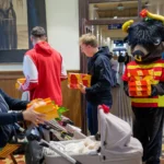 Wręczenie pakietu powitalnego Chojnicka Wyprawka dla najmłodszych Chojniczan