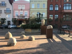 Rzeźba w przestrzeni miejskiej w Chojnicach